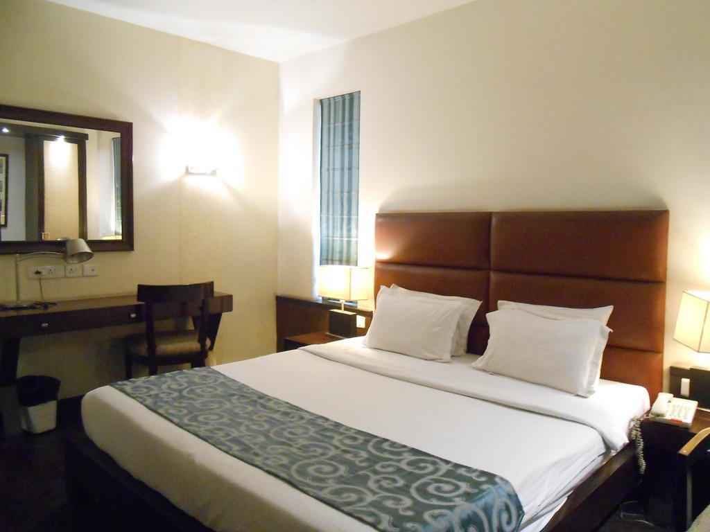 Hotel Metropole Калькутта Экстерьер фото