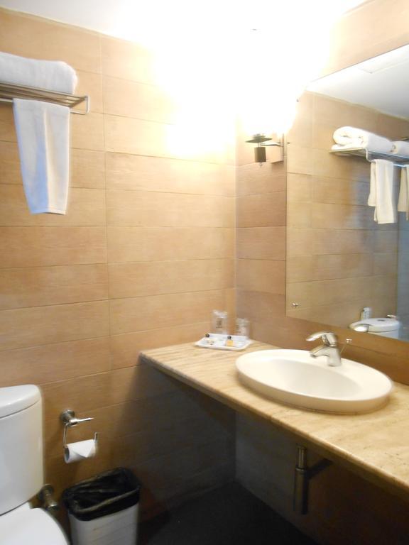 Hotel Metropole Калькутта Экстерьер фото